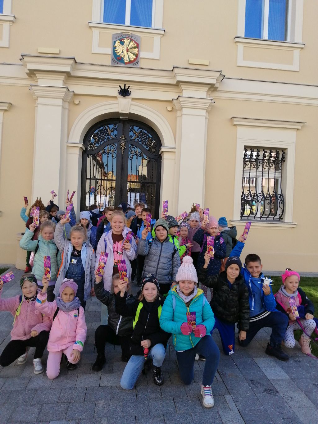 Uczniowie przed Muzeum